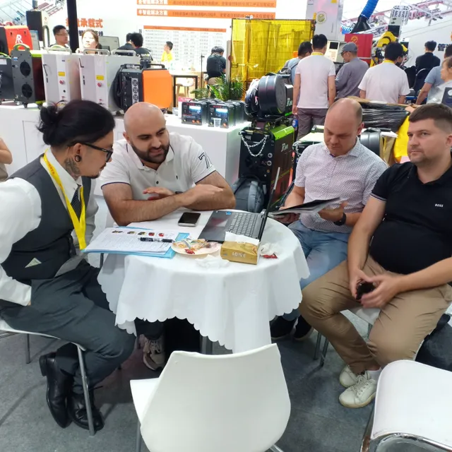 Deyun sales discussion with international customers during Beijing Essen