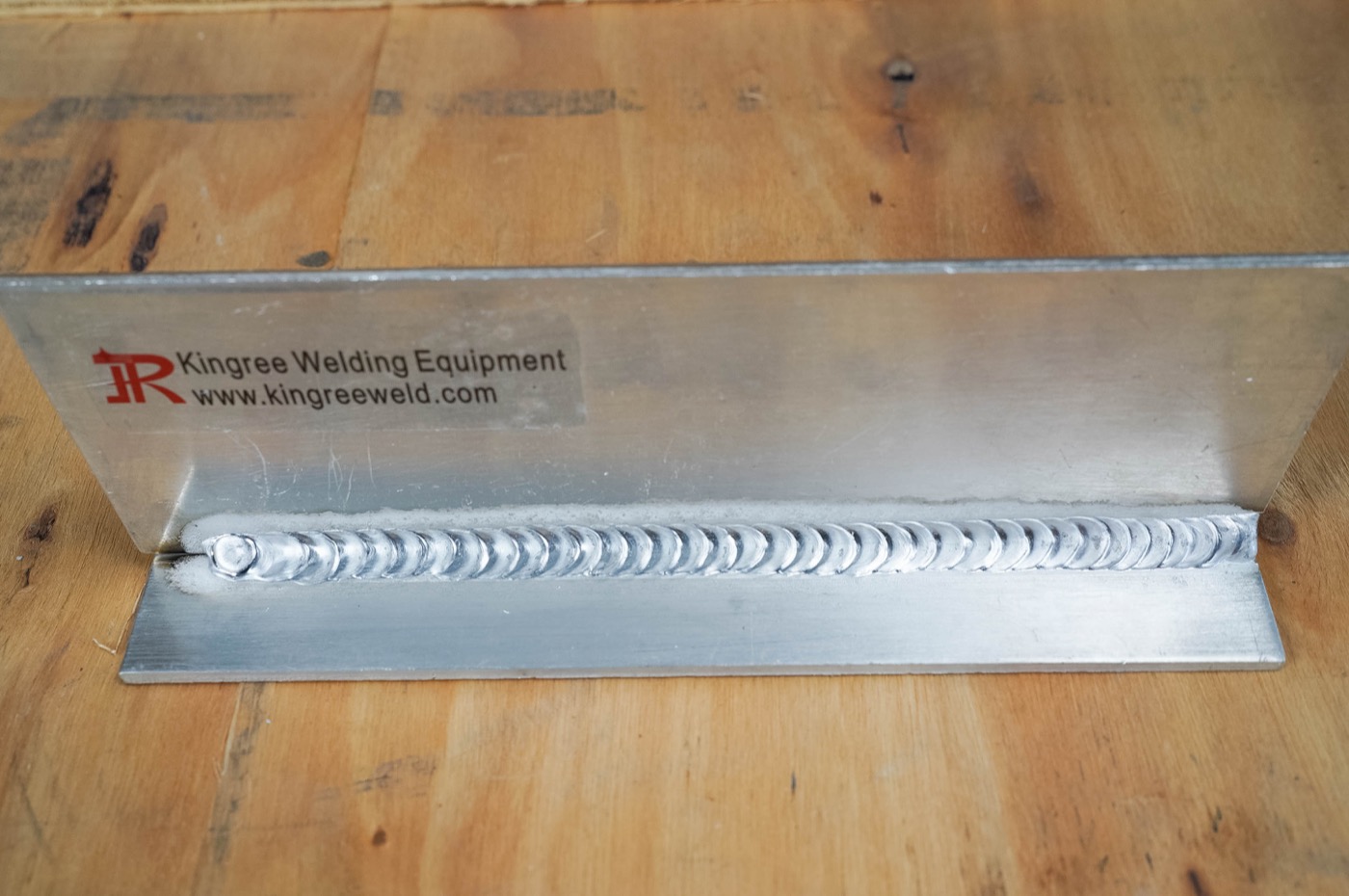 Próbka spoiny aluminiowej wykonanej podczas testu MIG-230